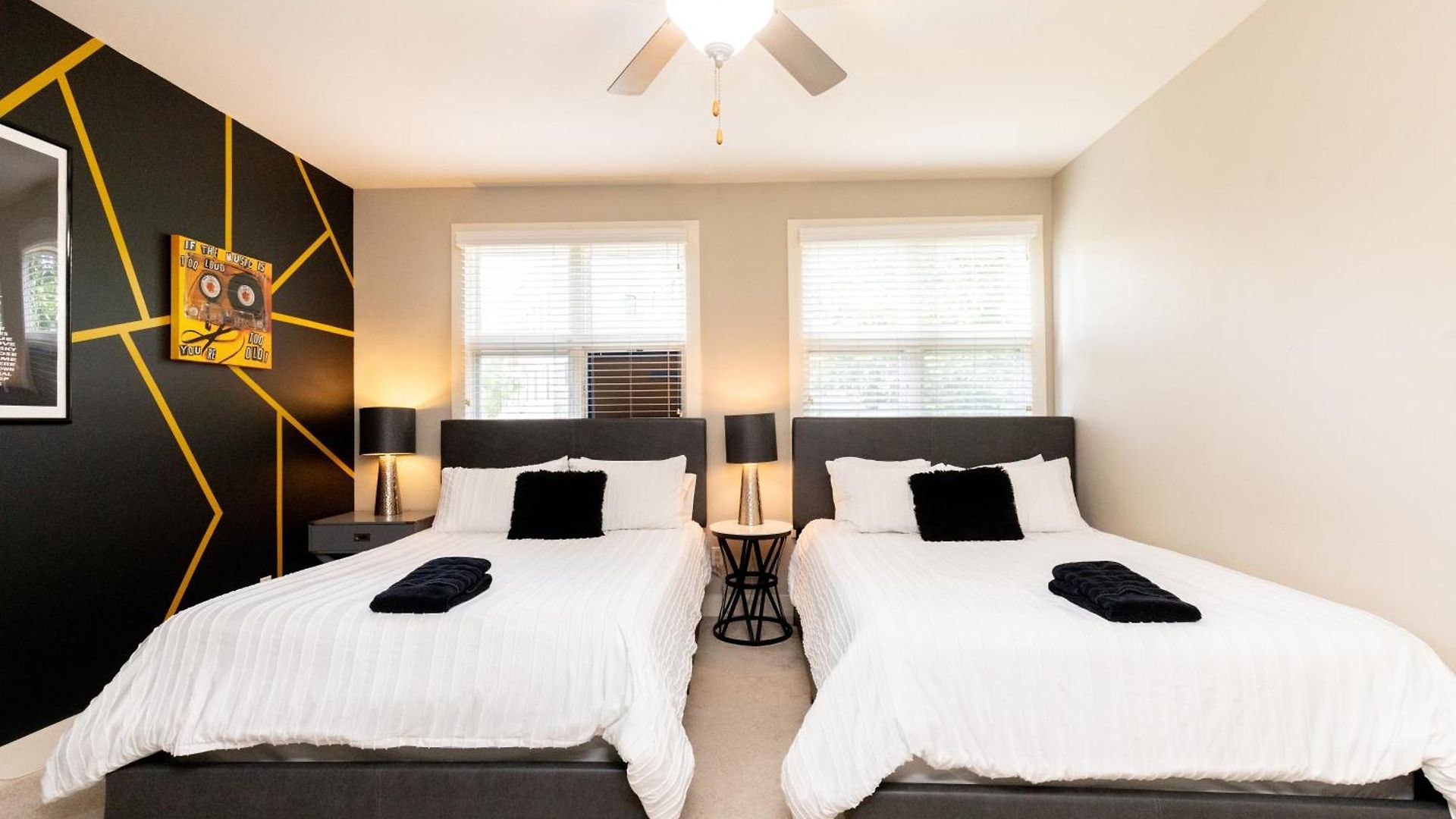 The Johnny Cash - Music Row District - Free Garage Parking - King Bed Apartment *