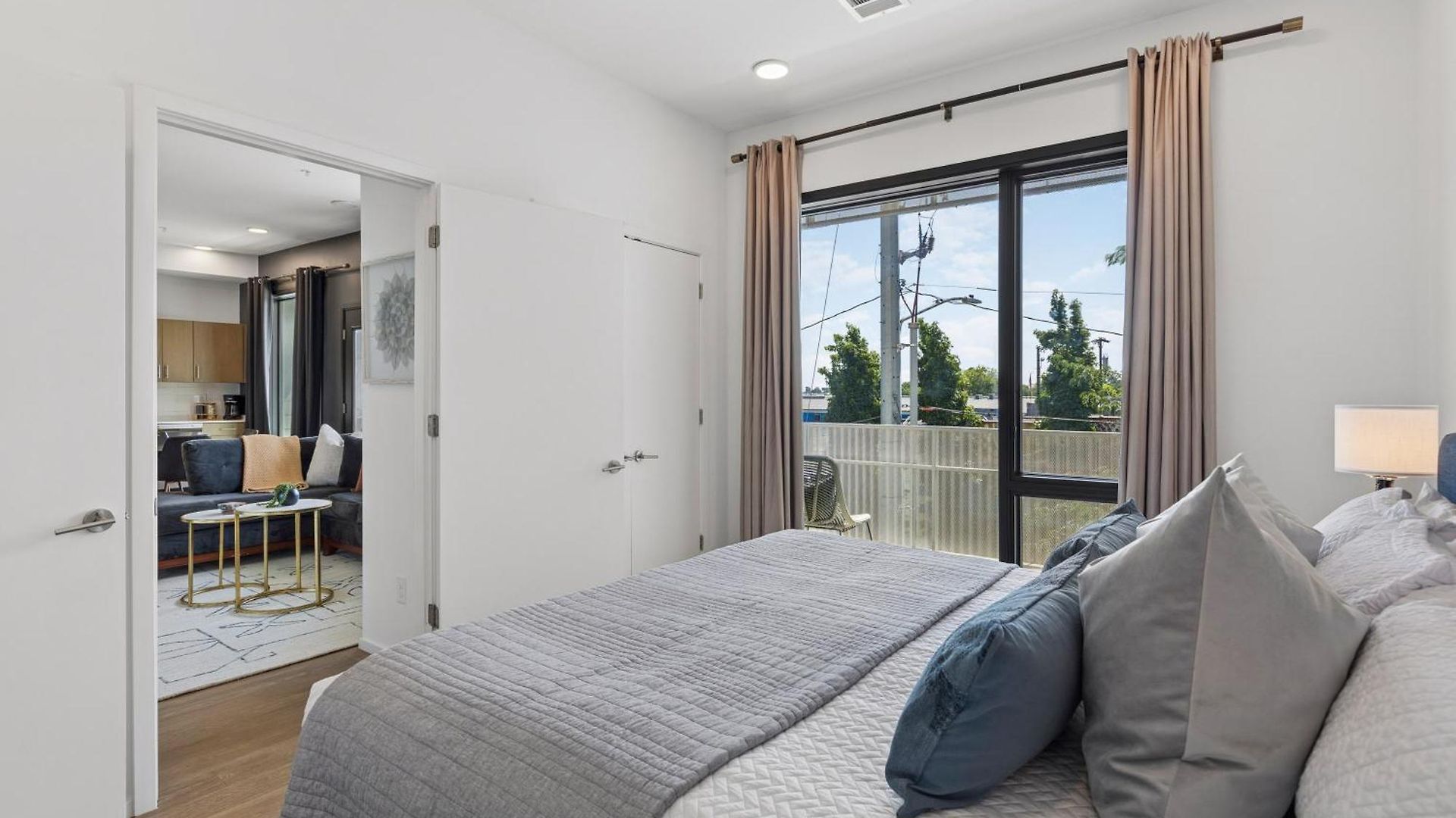 Gulch With Pool Gym Private Patio & Garage Holiday home *