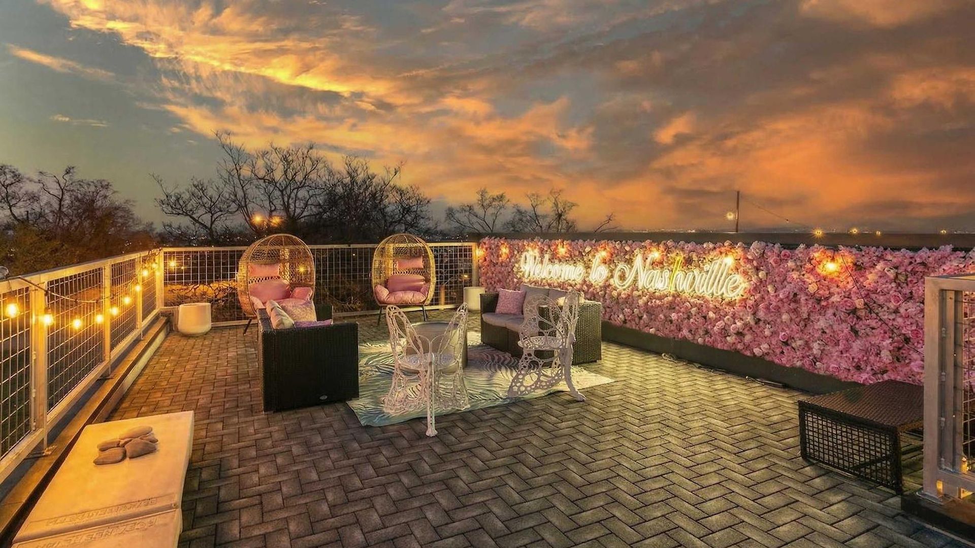 Luxury Retreat: Rooftop Hot Tub Double Deck & Game * Nashville