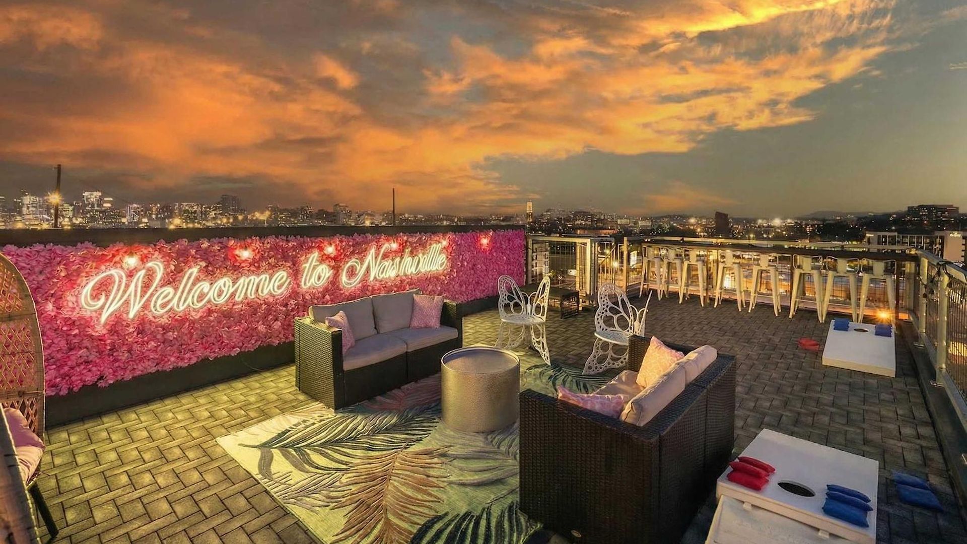 Luxury Retreat: Rooftop Hot Tub Double Deck & Game Holiday home Nashville