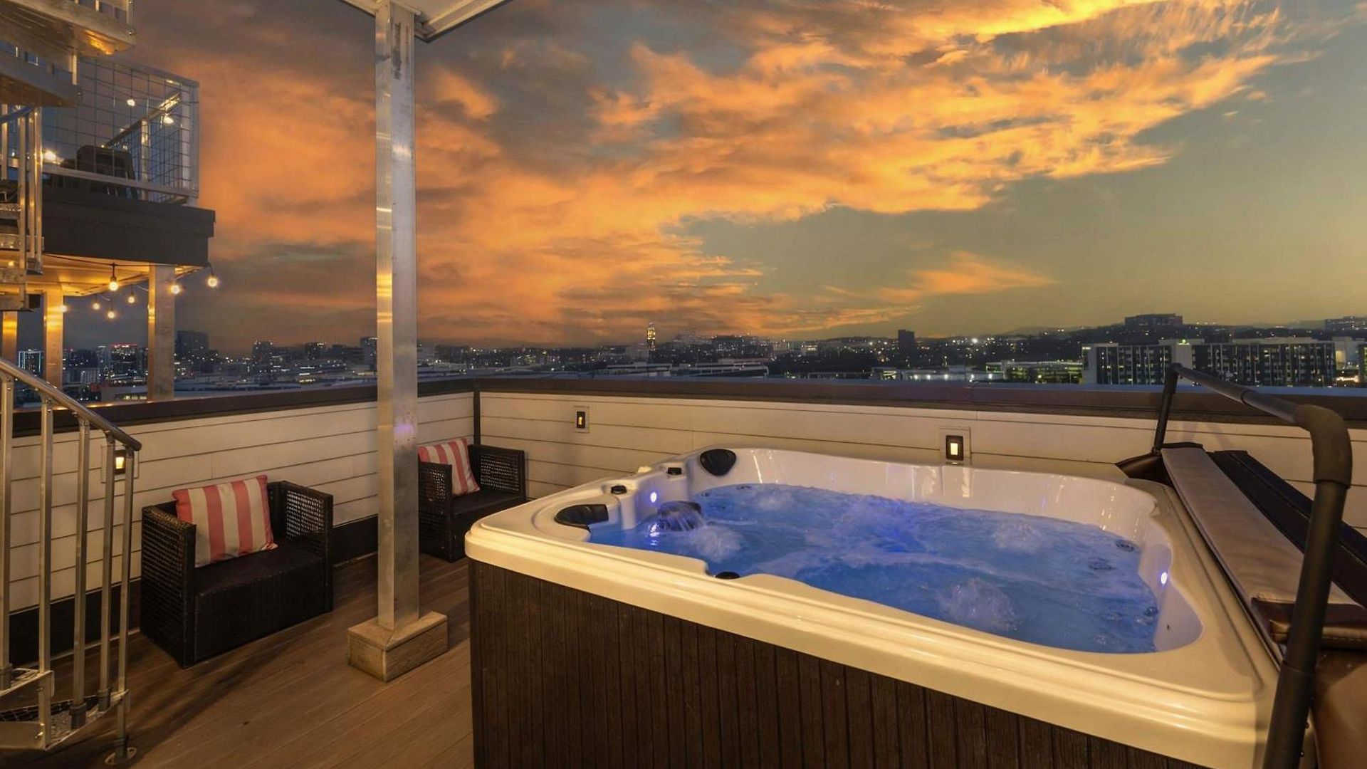 Luxury Retreat: Rooftop Hot Tub Double Deck & Game Holiday home Nashville