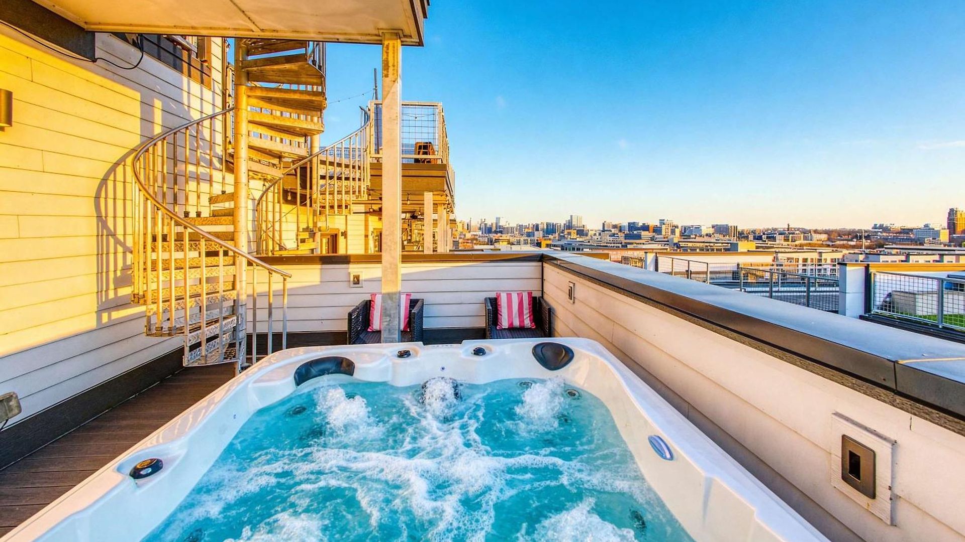 Luxury Retreat: Rooftop Hot Tub Double Deck & Game *