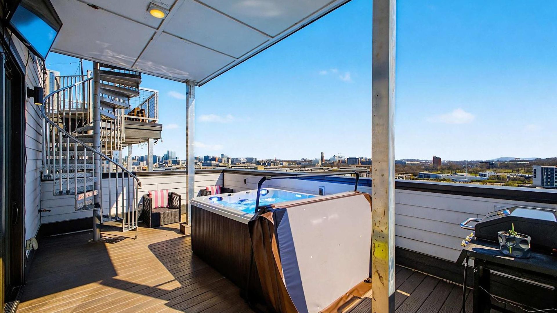 Luxury Retreat: Rooftop Hot Tub Double Deck & Game * Nashville