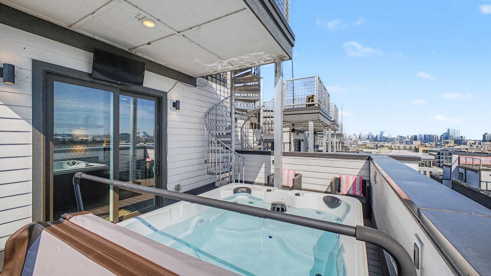 Luxury Retreat: Rooftop Hot Tub Double Deck & Game Nashville
