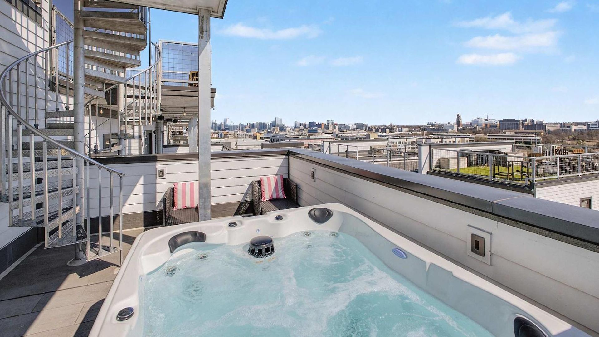 Luxury Retreat: Rooftop Hot Tub Double Deck & Game Holiday home *