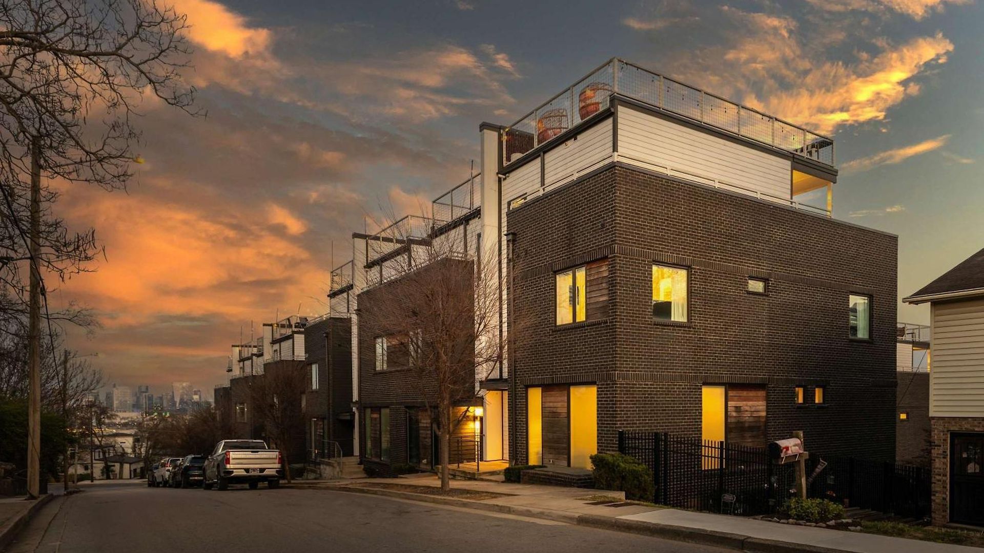 Luxury Retreat: Rooftop Hot Tub Double Deck & Game Nashville