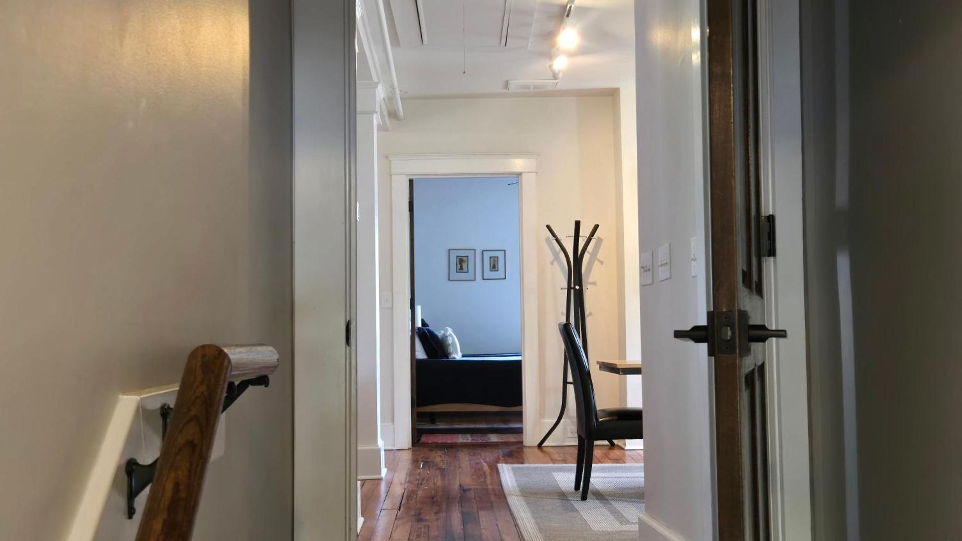 East Upstairs Apartment, One Queen Br, 2 Twin Br,1bath In Five Points, Close To Downtown *