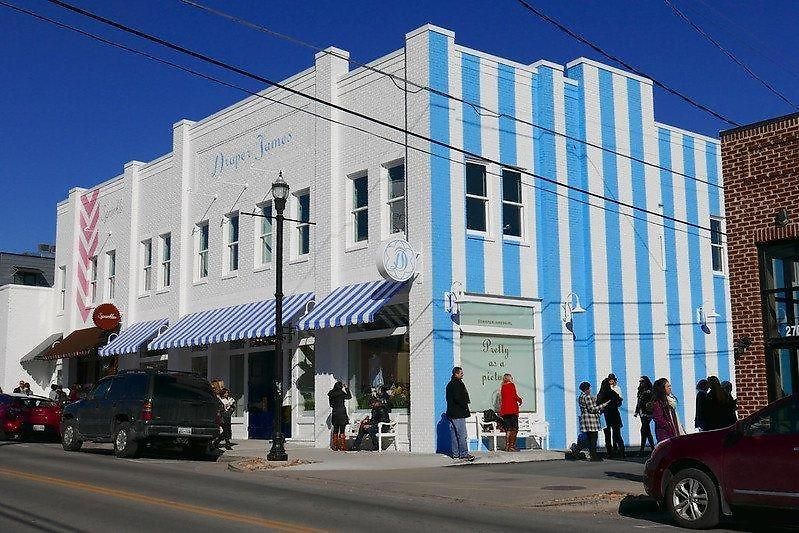 Family In 12 South, Mins To Local Favorites, Screened In Porch, Walk To Shopping In 12 South, 10 Minutes To Broadway, Dedicated Parking, Perfect For Families, 24 Hr Hospitality Holiday home