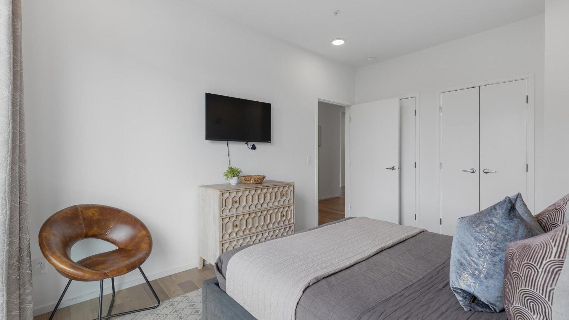 Apartment Luxury On The River 4 Beds 2.5 Bath, Walk To Downtown