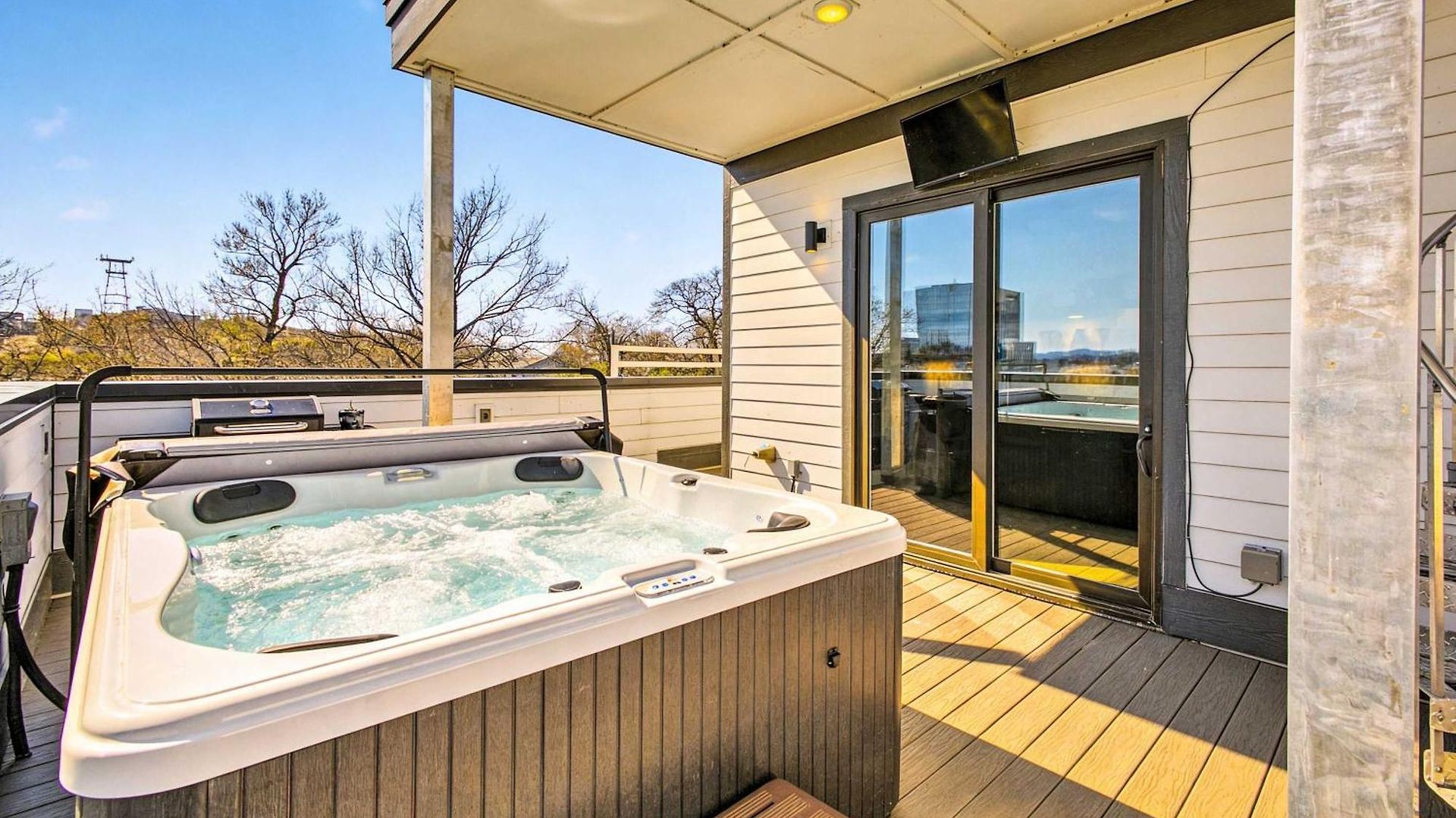 Luxury Retreat: Rooftop Hot Tub Double Deck & Game Holiday home *