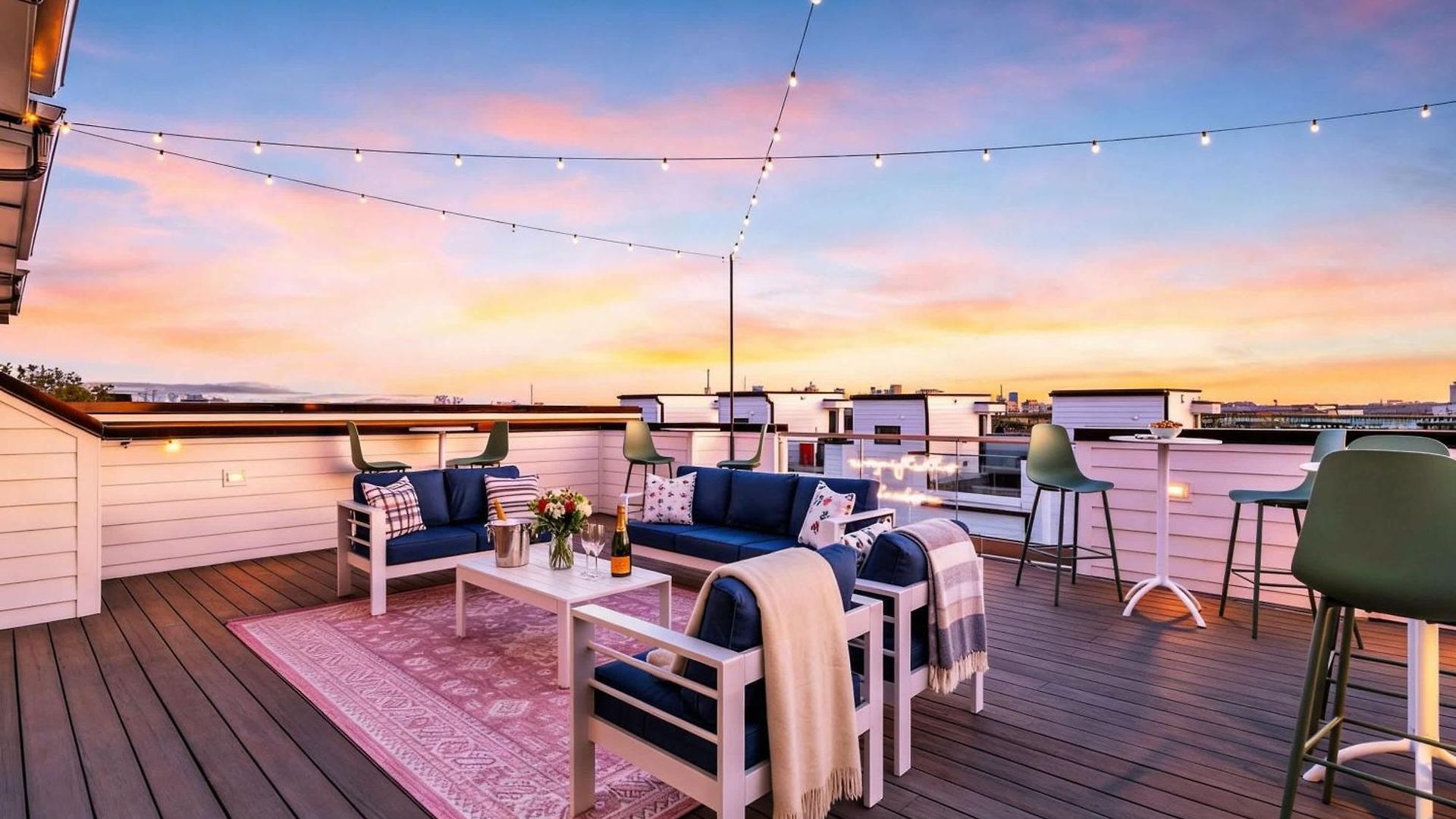 New Nash Eras - 15 Beds - Hot Tub On Rooftop Deck Holiday home