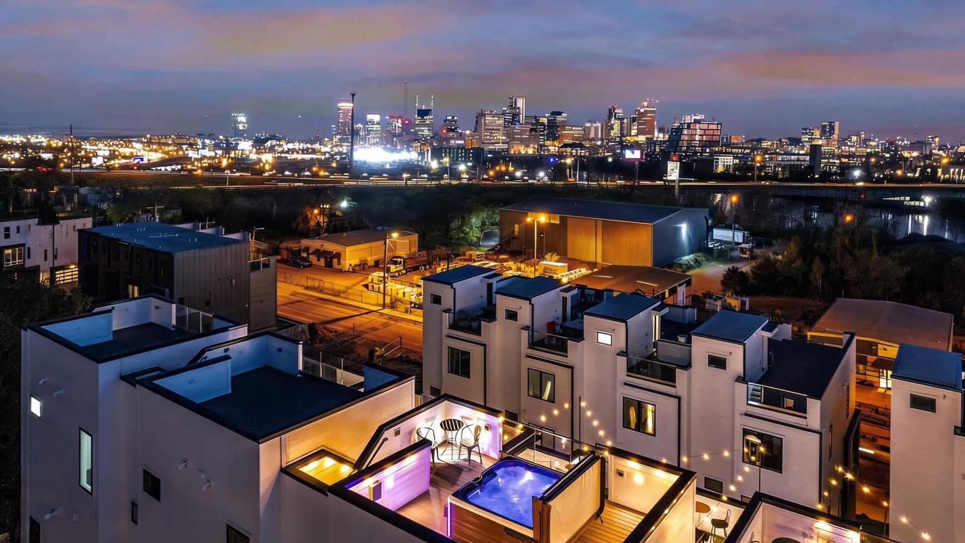 New Nash Eras - 15 Beds - Hot Tub On Rooftop Deck Holiday home Nashville