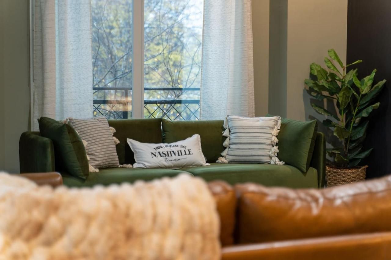 Luxury Townhome! Rooftop-game Room! Near Broadway!