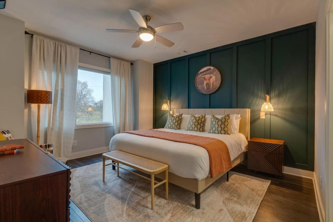 Holiday home Luxury Townhome! Rooftop-game Room! Near Broadway! *