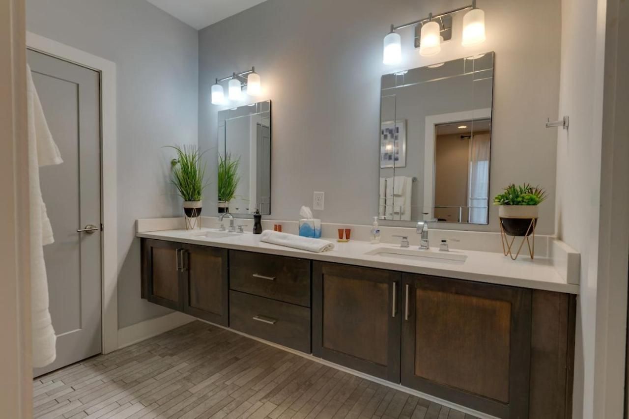 Luxury Townhome! Rooftop-game Room! Near Broadway! Holiday home