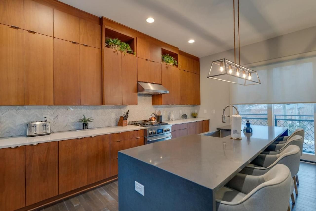 Luxury Townhome! Rooftop-game Room! Near Broadway!