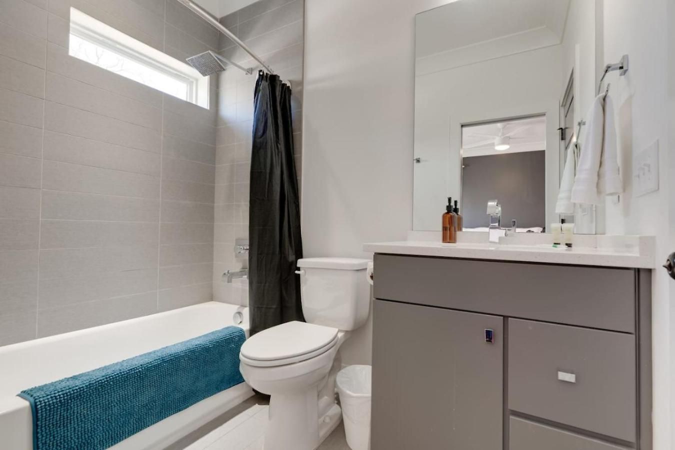 Mural The Gulch Townhome Near Broadway | Sleeps 12 Holiday home