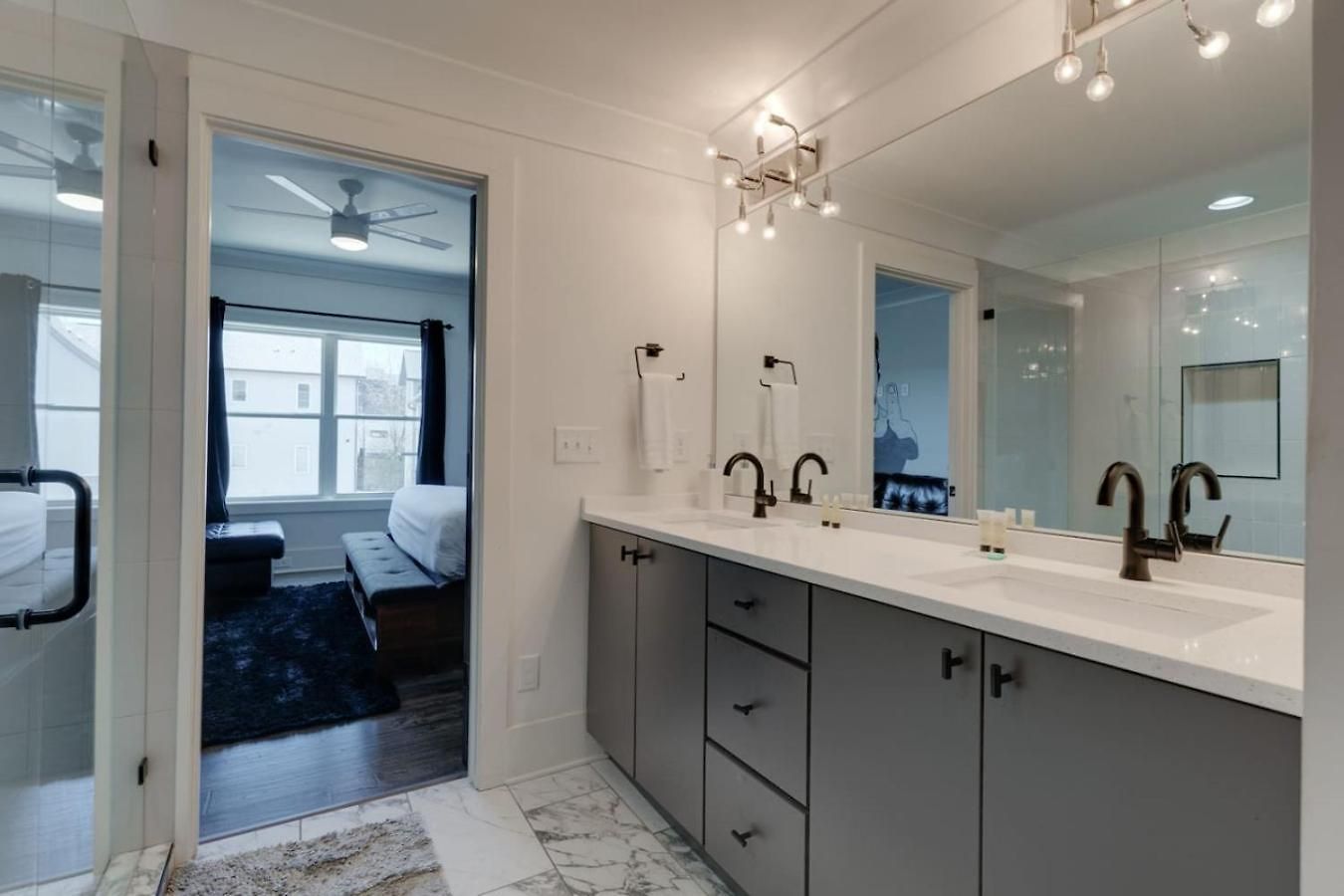 Mural The Gulch Townhome Near Broadway | Sleeps 12 *