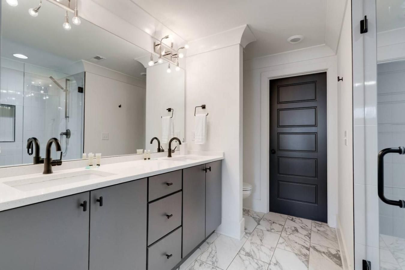 Mural The Gulch Townhome Near Broadway | Sleeps 12 *