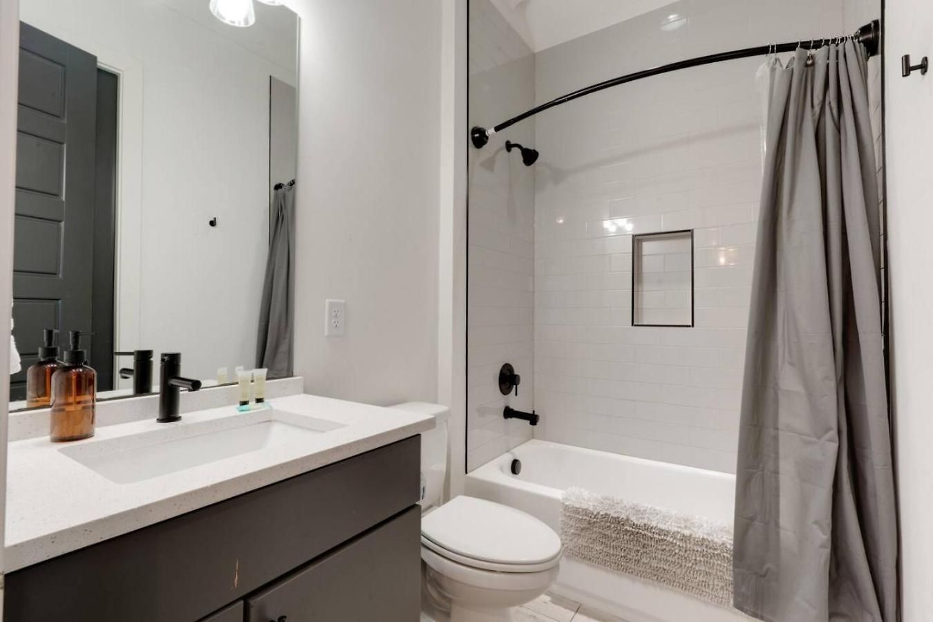 Mural The Gulch Townhome Near Broadway | Sleeps 12 Nashville