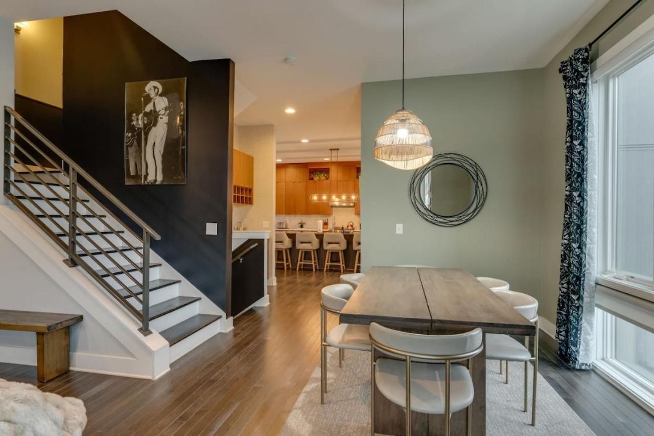 Luxury Townhome! Rooftop-game Room! Near Broadway! Holiday home *