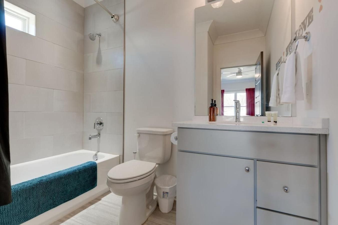 Mural The Gulch Townhome Near Broadway | Sleeps 12