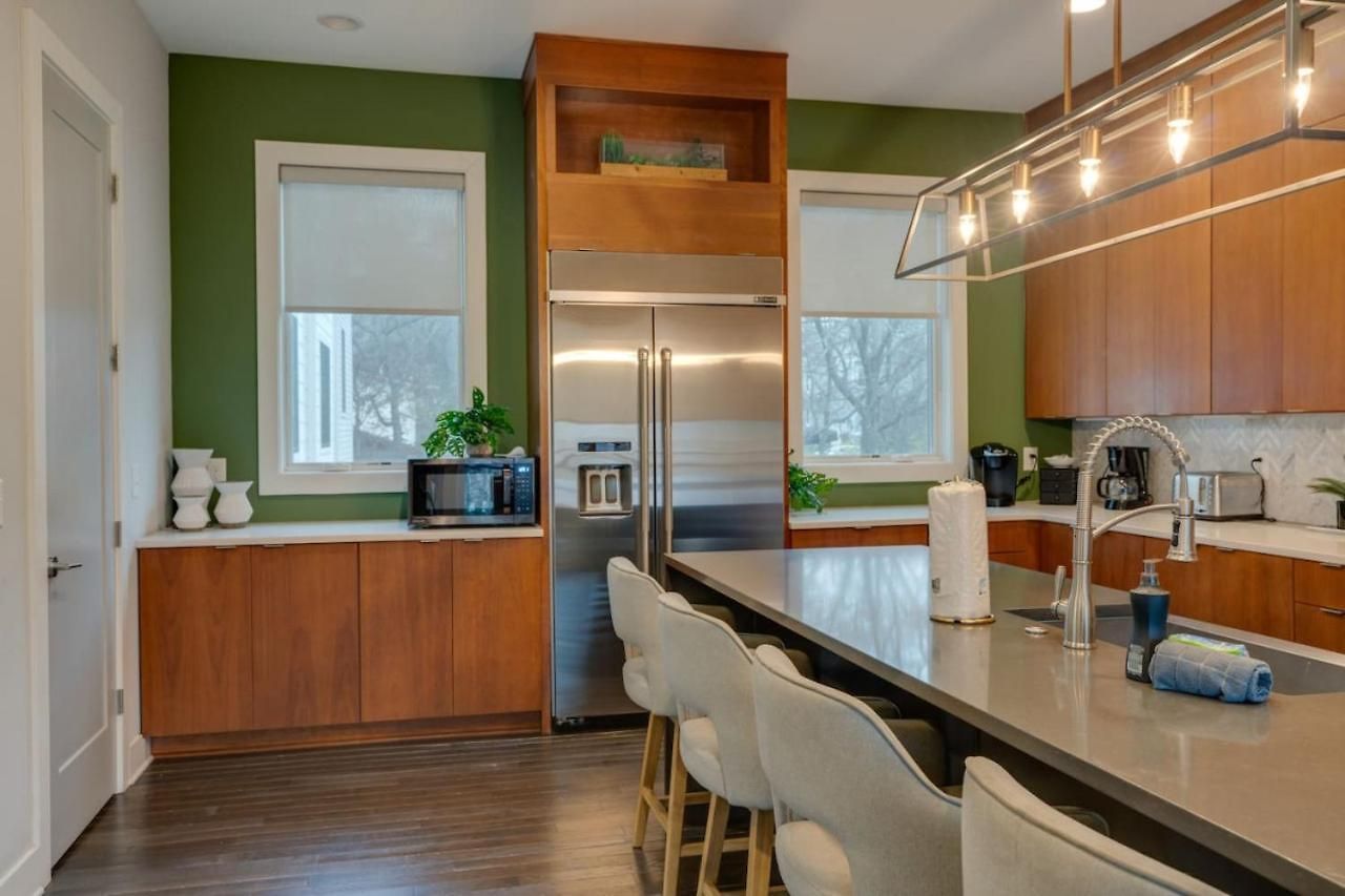 Luxury Townhome! Rooftop-game Room! Near Broadway! Holiday home