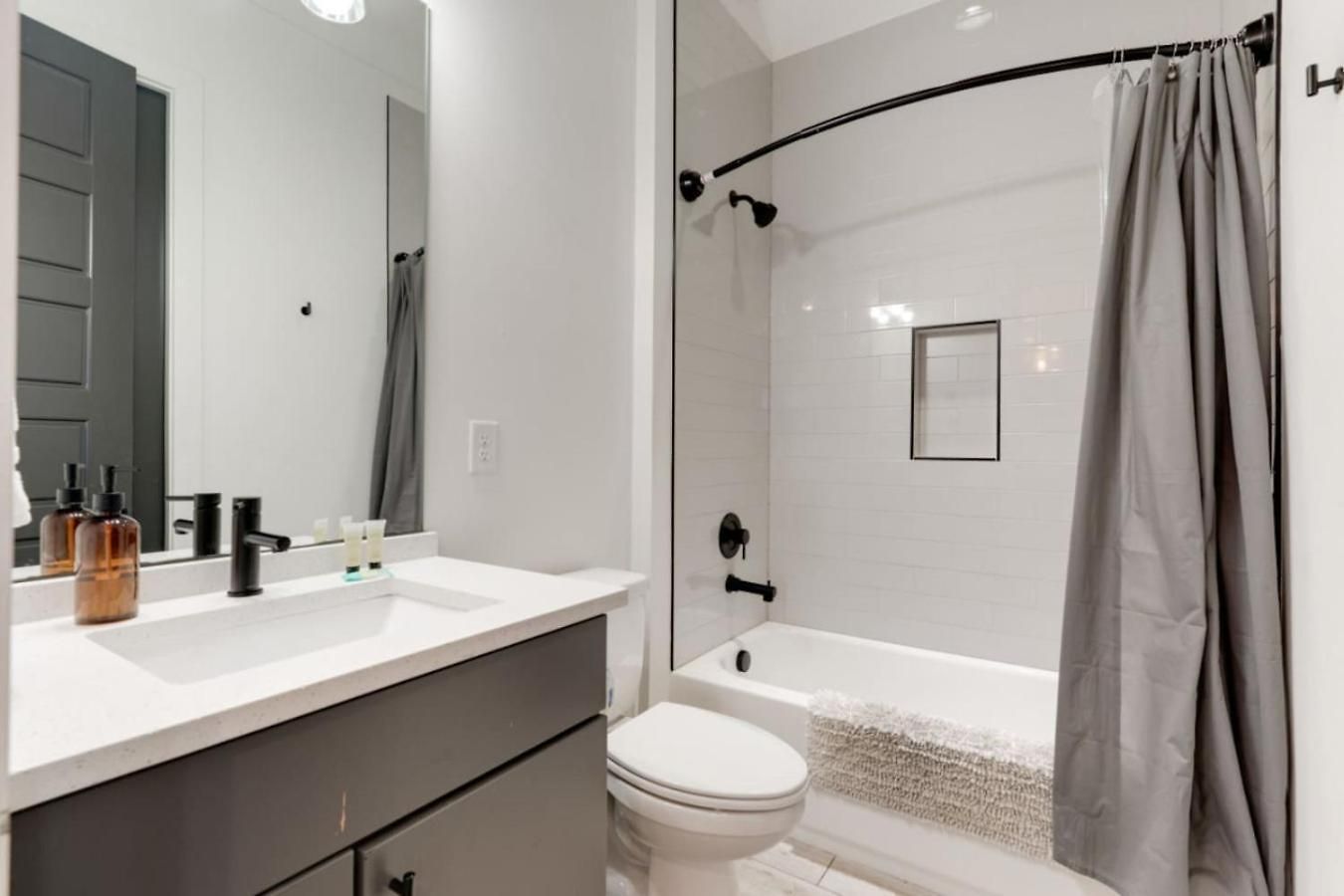 Mural The Gulch Townhome Near Broadway | Sleeps 12 * Nashville