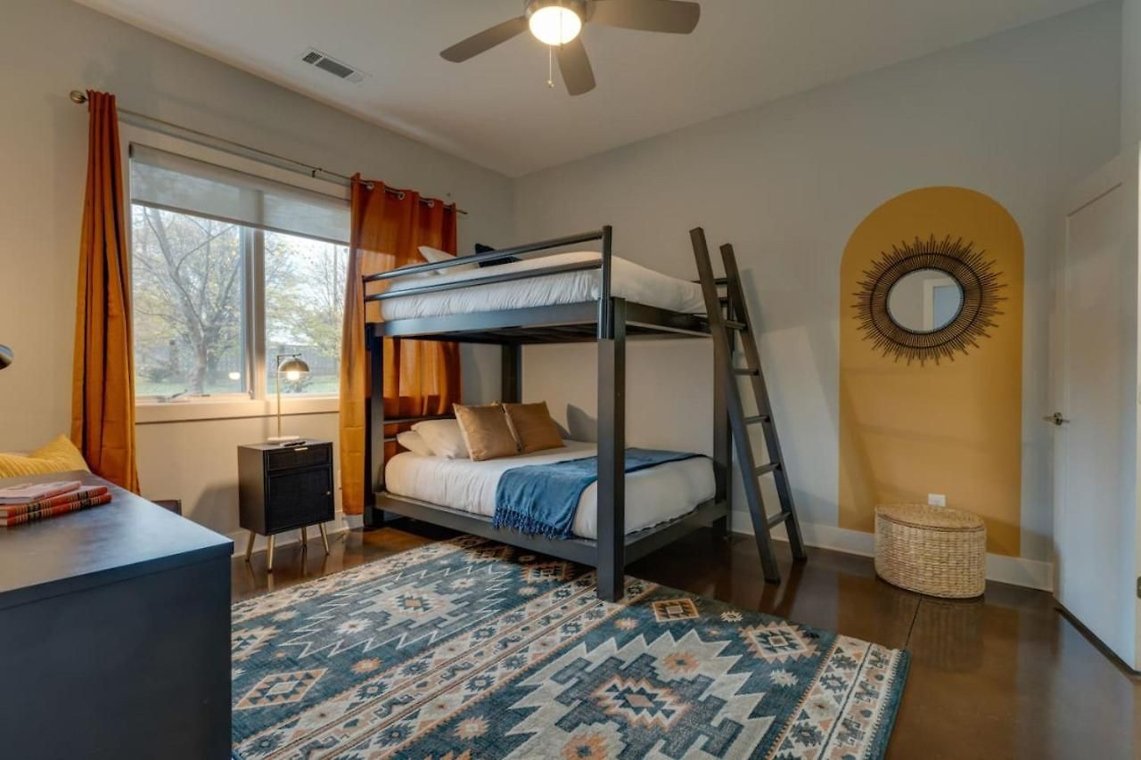 Luxury Townhome! Rooftop-game Room! Near Broadway!