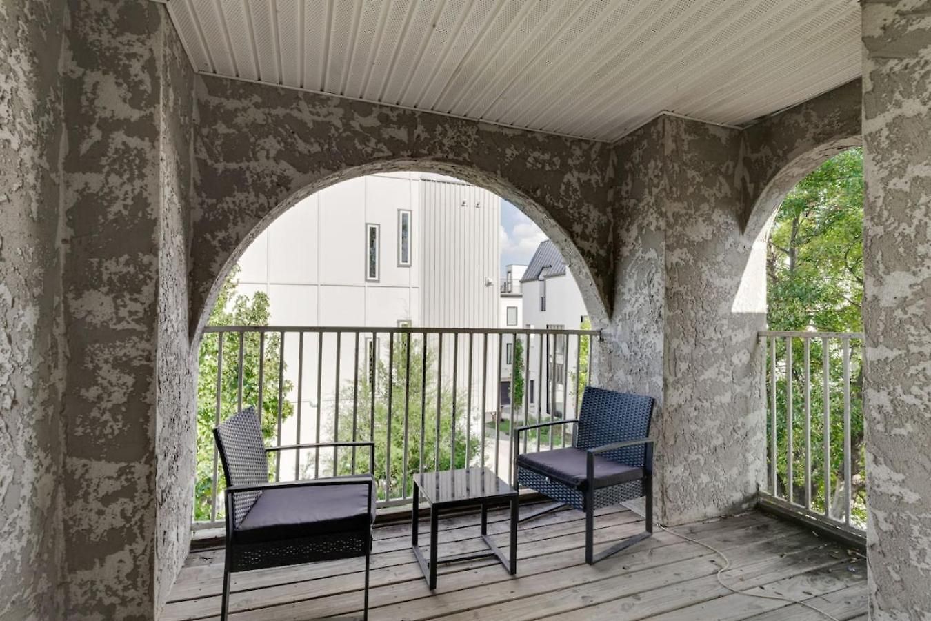 Apartment Prime Location With Balcony Near Broadway And Golf *
