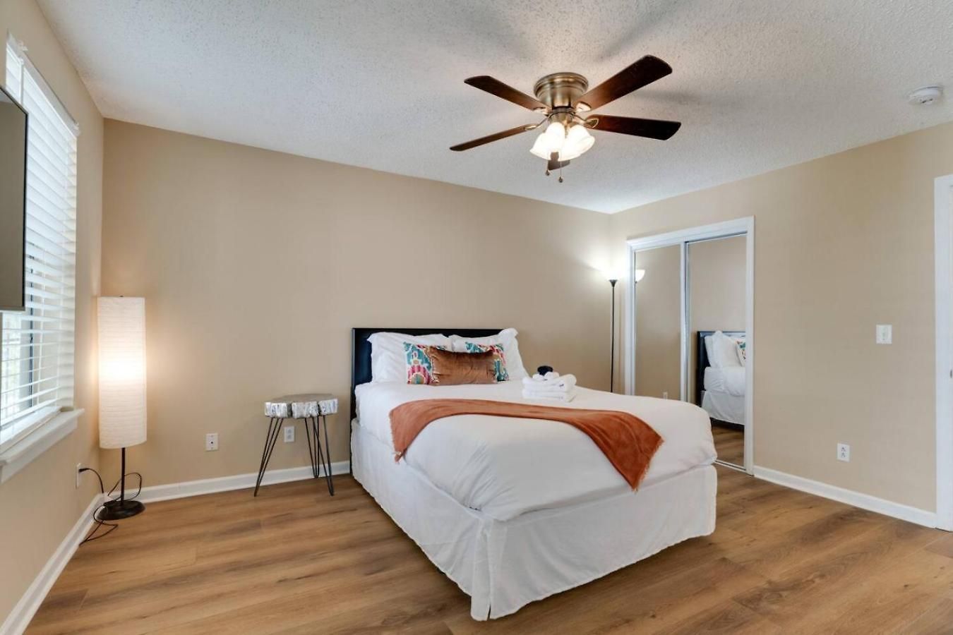 Apartment Prime Location With Balcony Near Broadway And Golf *