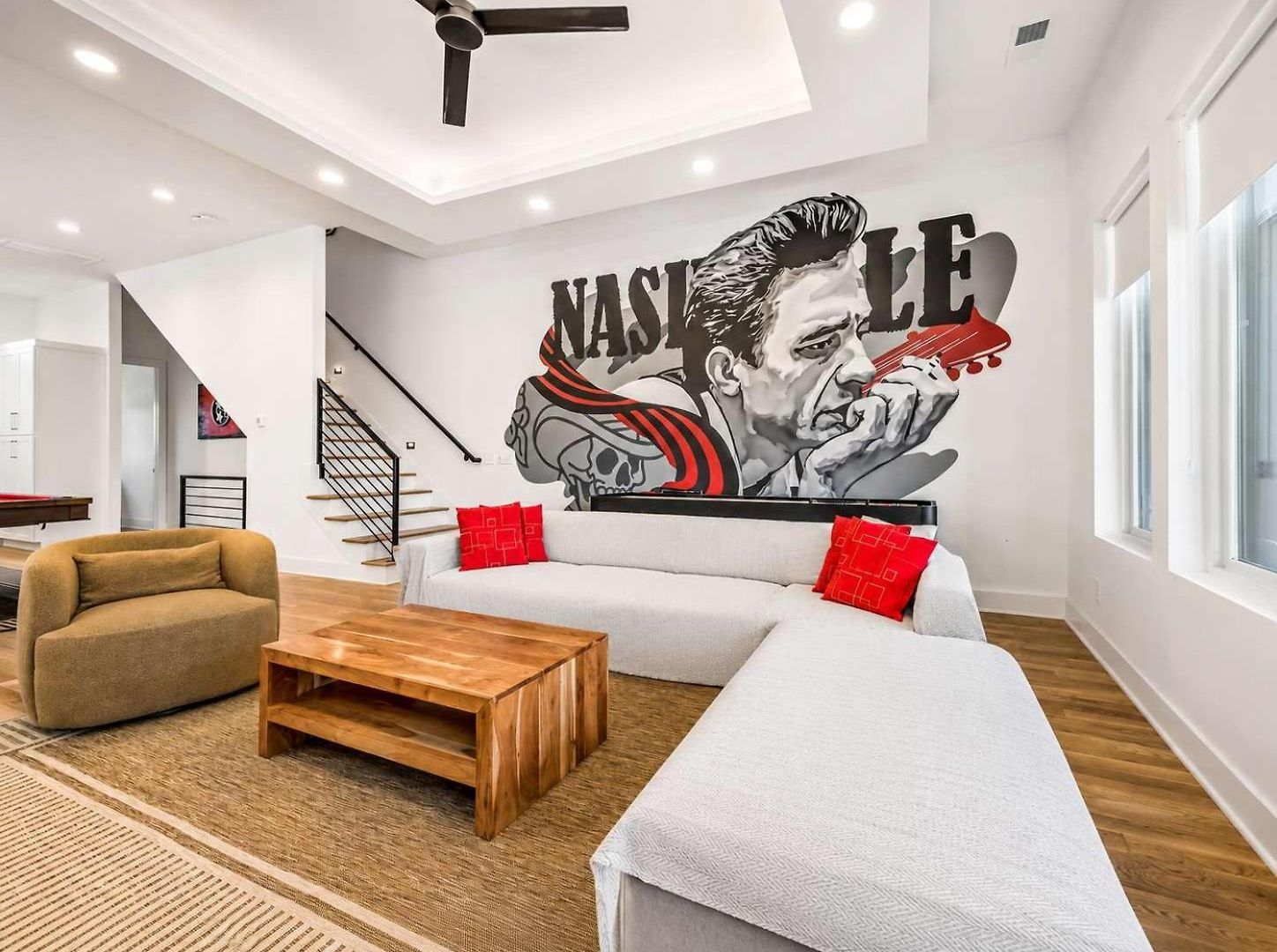 Stylish Multi-level Retreat Rooftop & Pool Table *