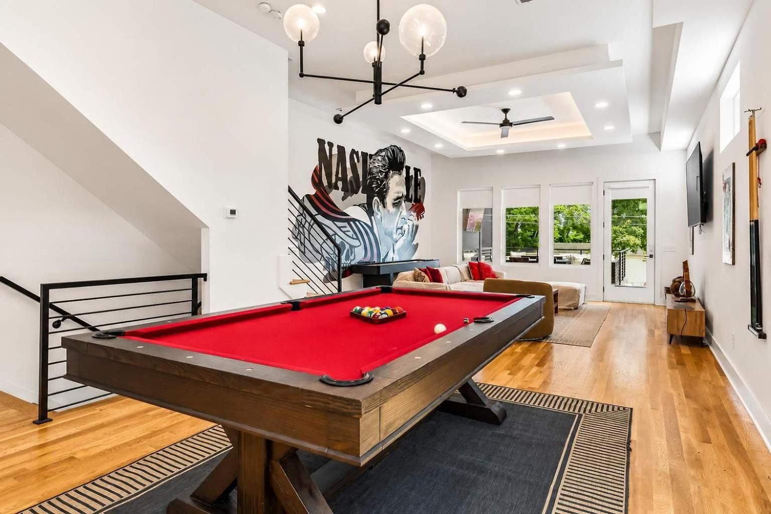 Stylish Multi-level Retreat Rooftop & Pool Table Holiday home