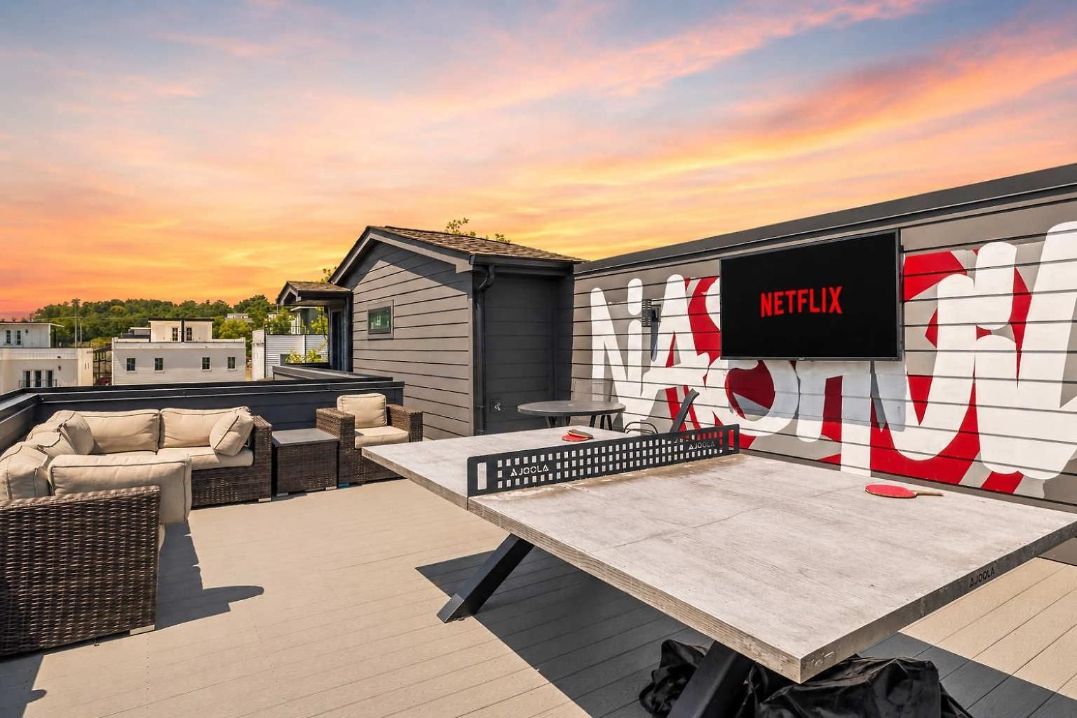 Stylish Multi-level Retreat Rooftop & Pool Table Holiday home *