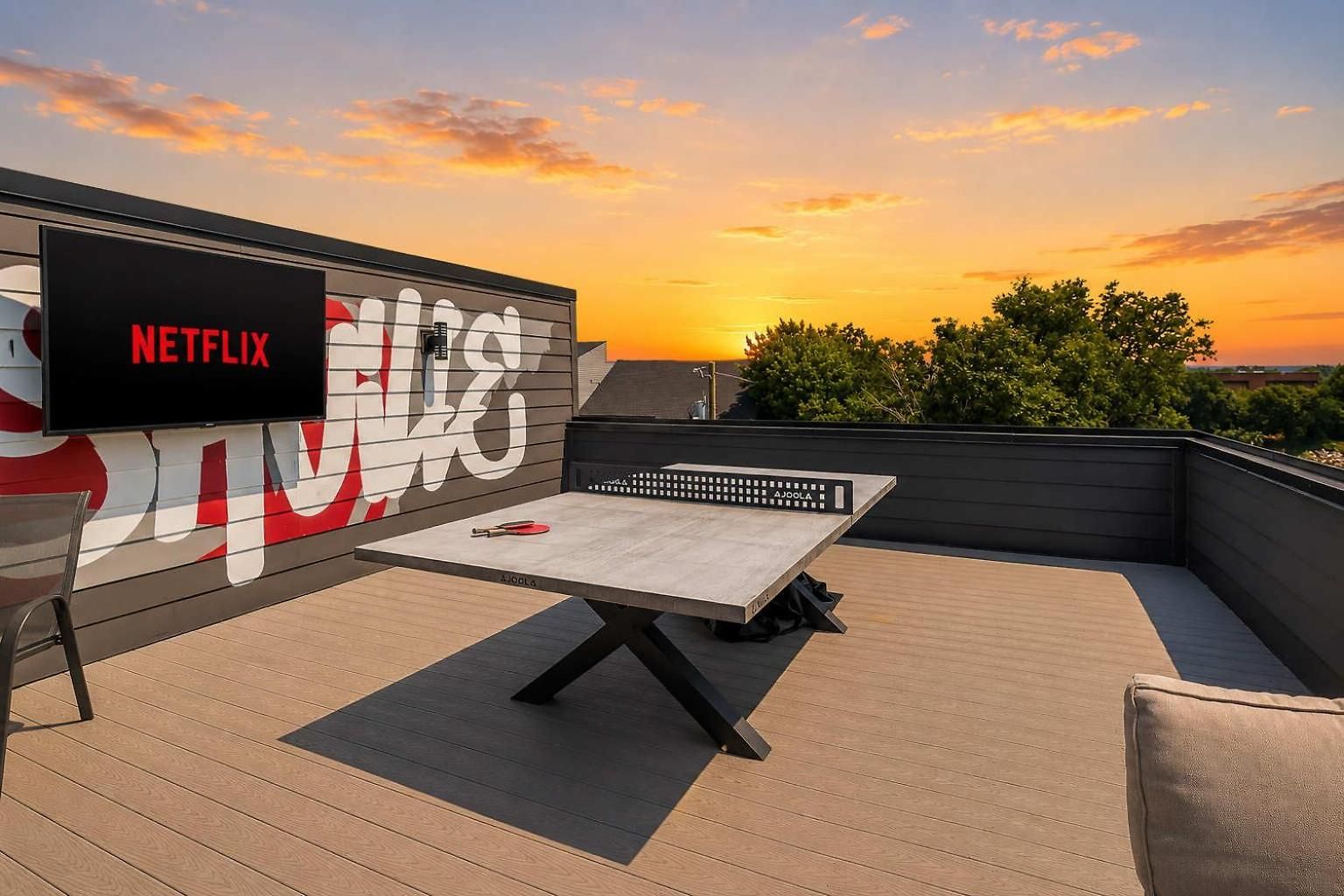 Stylish Multi-level Retreat Rooftop & Pool Table Holiday home