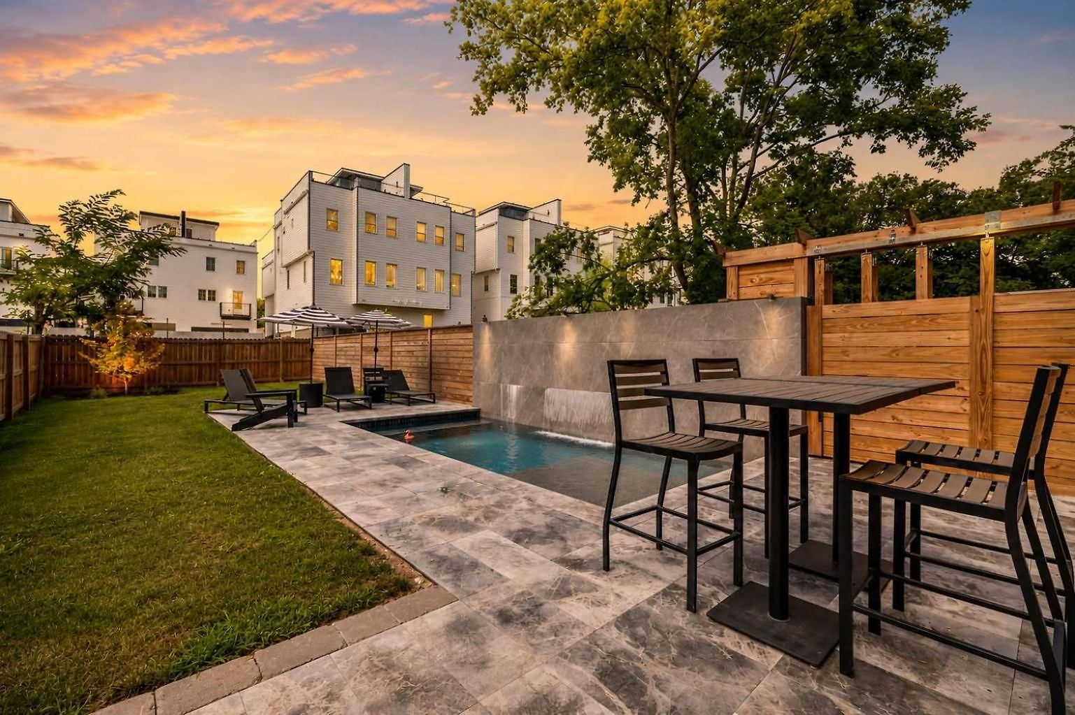 Stylish Multi-level Retreat Rooftop & Pool Table
