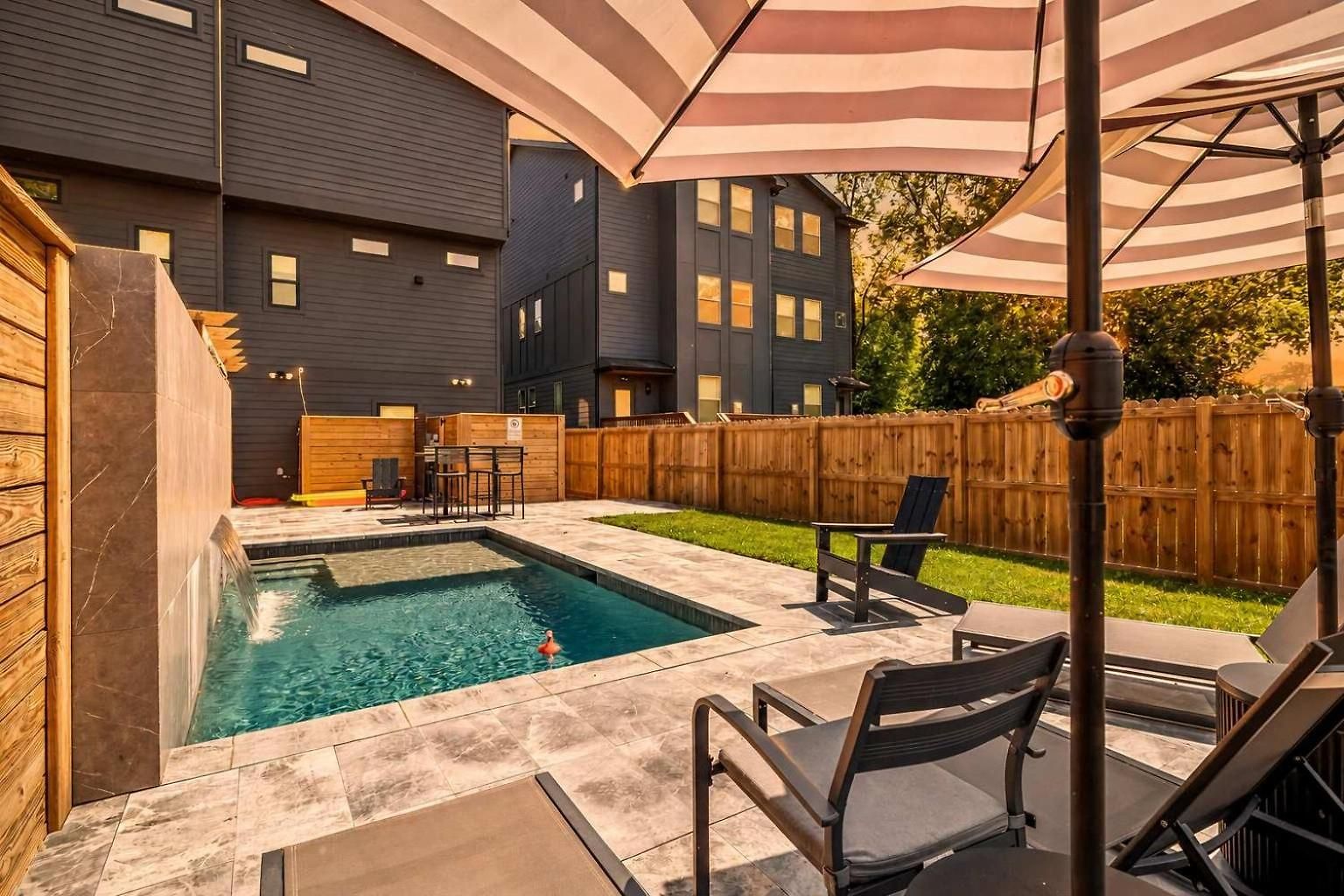 Stylish Multi-level Retreat Rooftop & Pool Table * Nashville