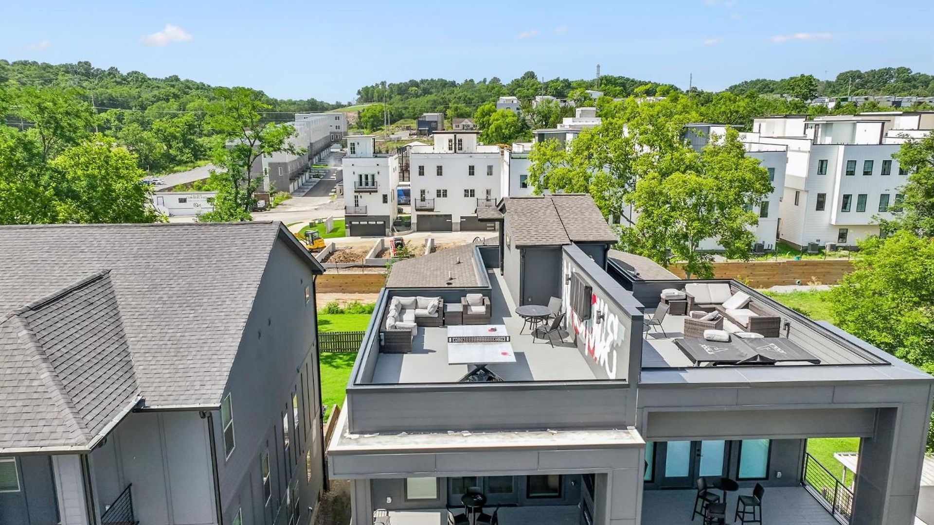 Stylish Multi-level Retreat Rooftop & Pool Table Holiday home *