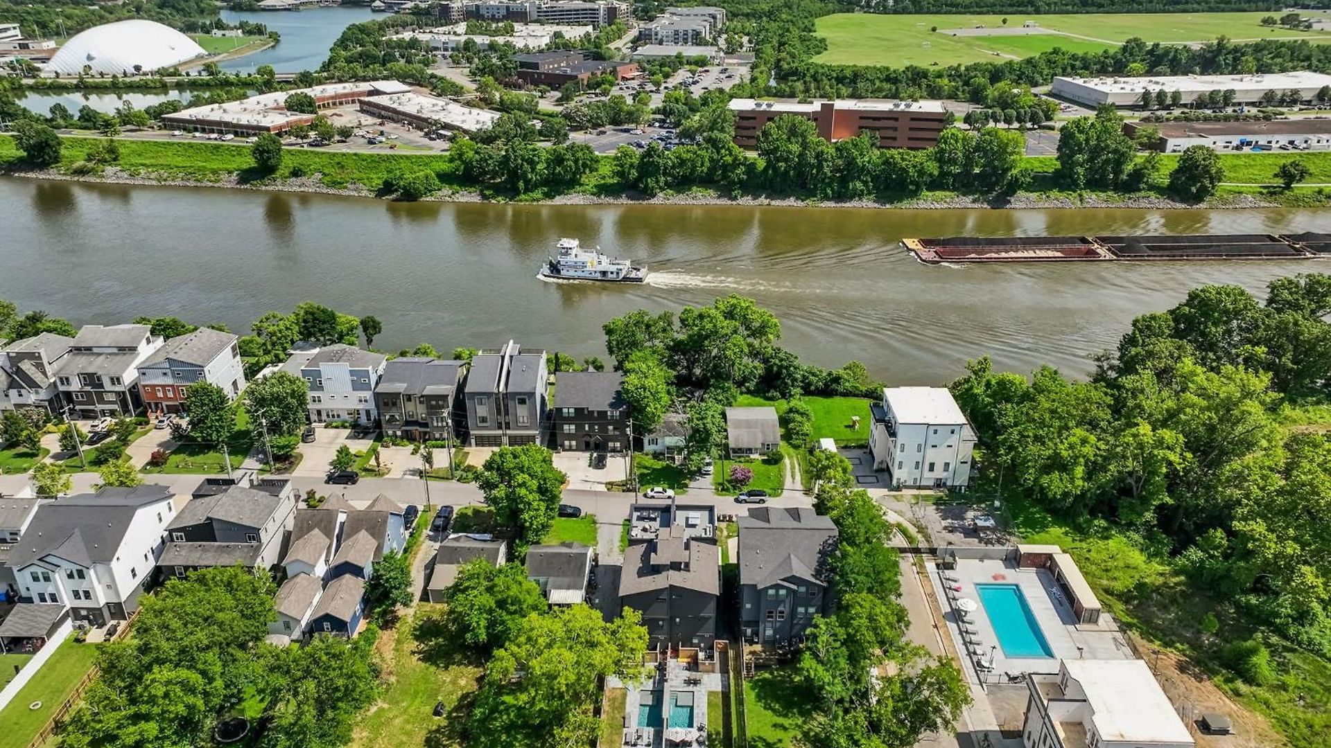 Stylish Multi-level Retreat Rooftop & Pool Table Holiday home *
