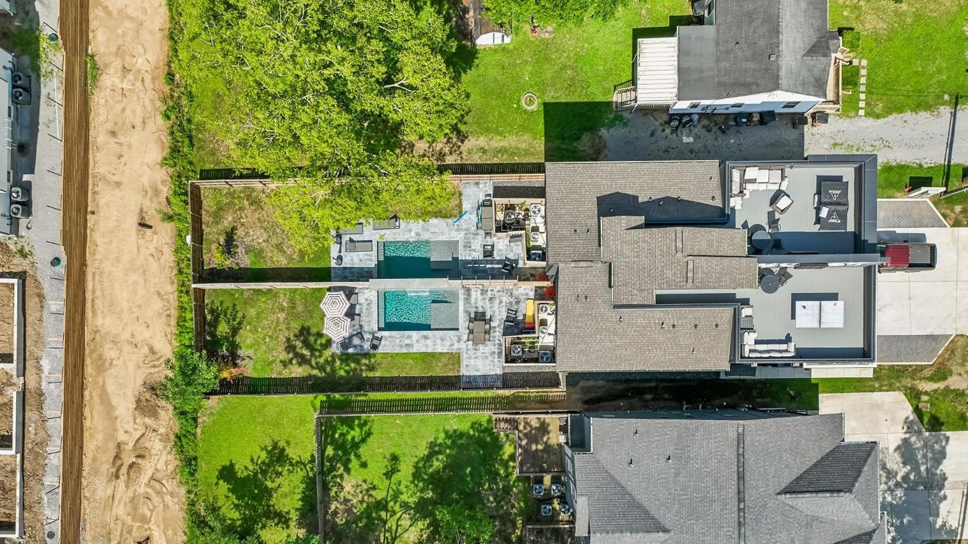 Stylish Multi-level Retreat Rooftop & Pool Table