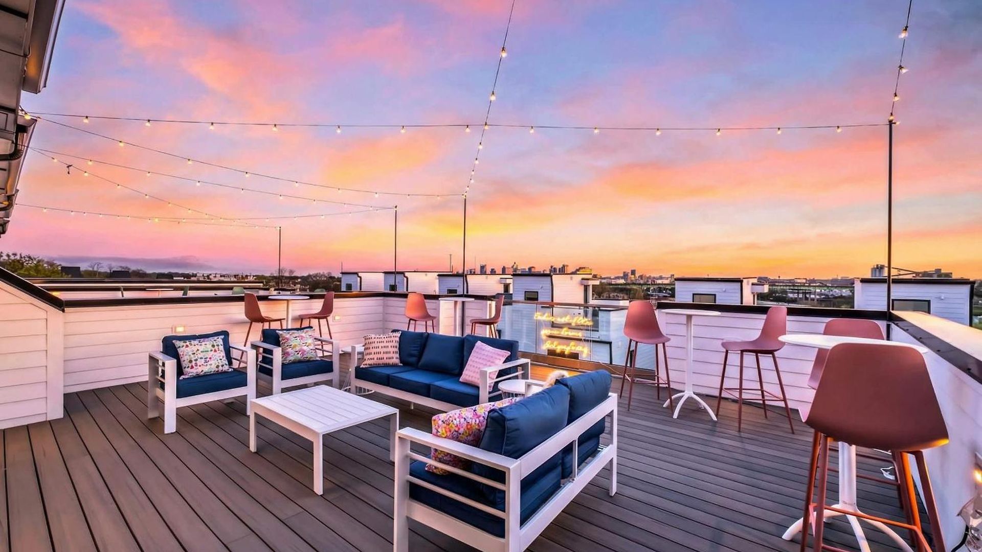 Taylor Swift Inspired Hot Tub Rooftop Deck Views Holiday home *