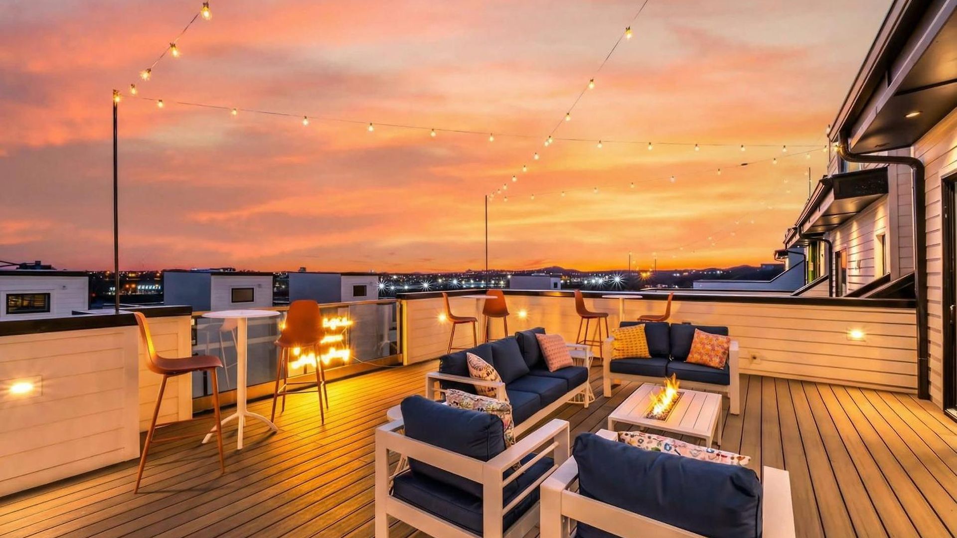 Holiday home Taylor Swift Inspired Hot Tub Rooftop Deck Views *