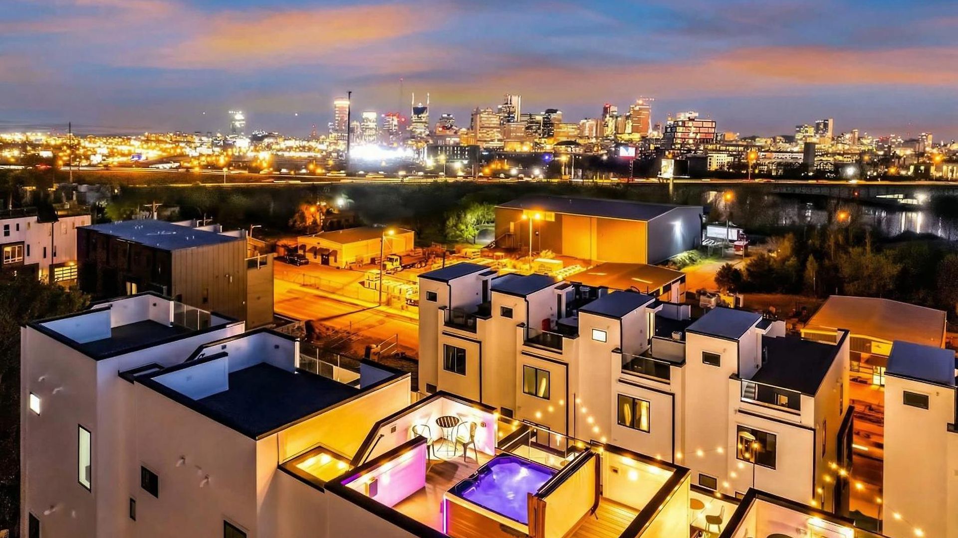 Taylor Swift Inspired Hot Tub Rooftop Deck Views * Nashville