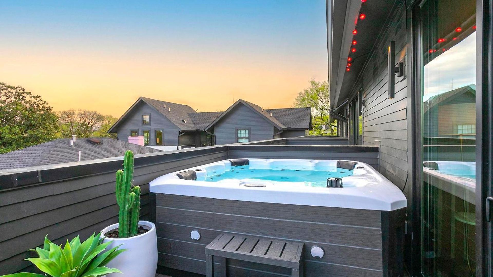 Giddy Up Hot Tub, 4 King Suites, Near Broadway *