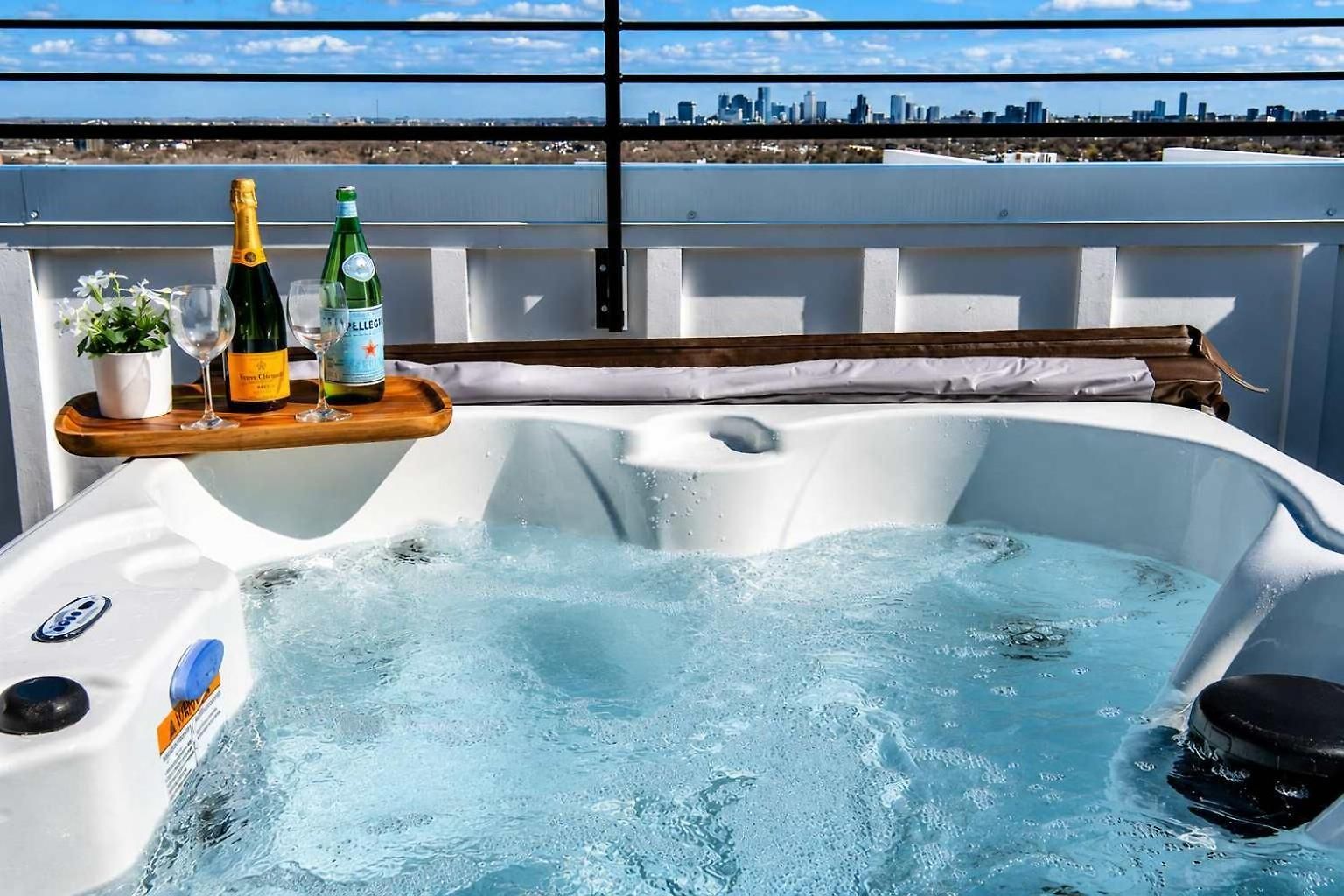 Modern Rooftop & Hot Tub *