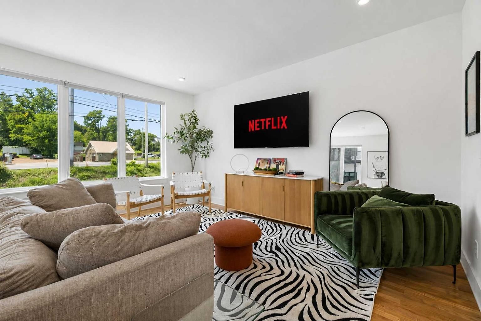 Townhouse With Rooftop & Modern Comfort *