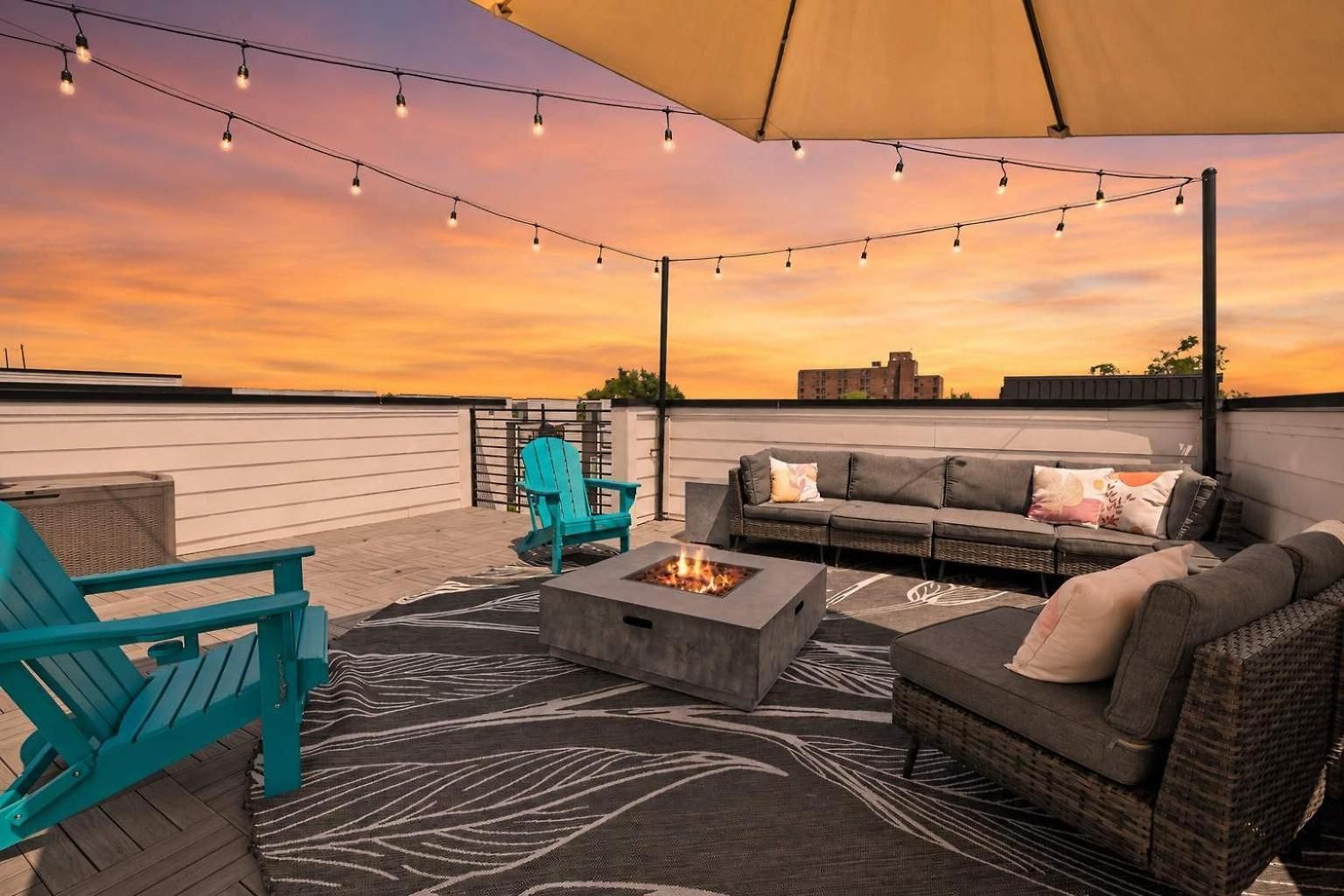 Townhouse With Rooftop & Modern Comfort Holiday home