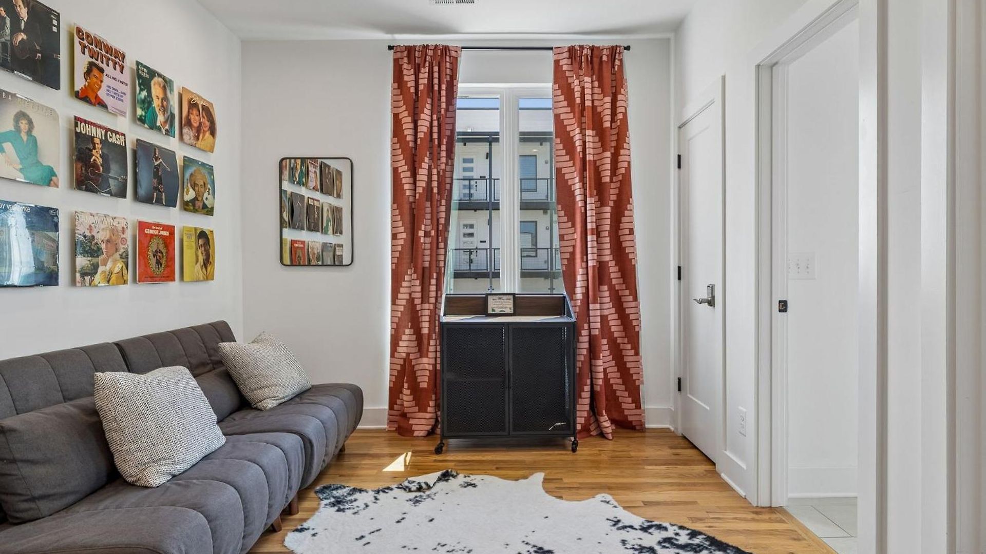 Townhouse With Rooftop & Modern Comfort