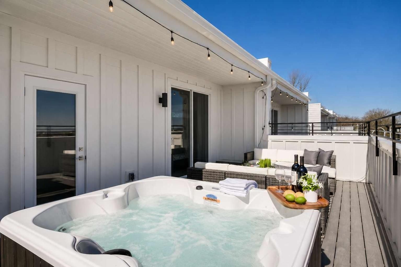 Skyline Hot Tub Retreat Walk To Honky Tonks Holiday home