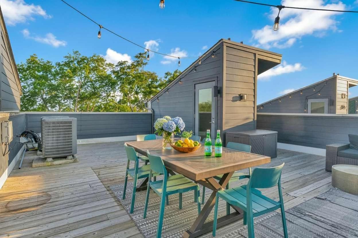 Rooftop Deck 2 Car Garage Near Downtown Holiday home *